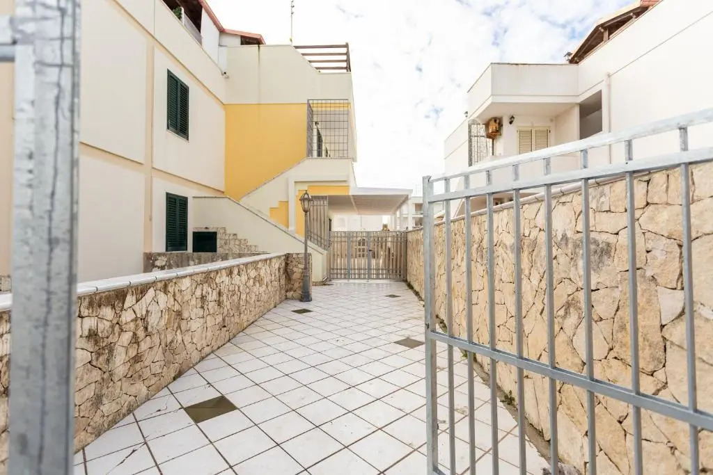Appartamento climatizzato con patio esterno privato a 150m dal mare
