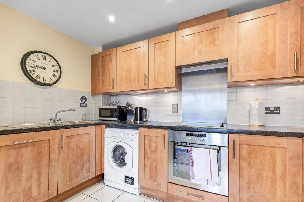Reading Town Centre River View Serviced Apartments