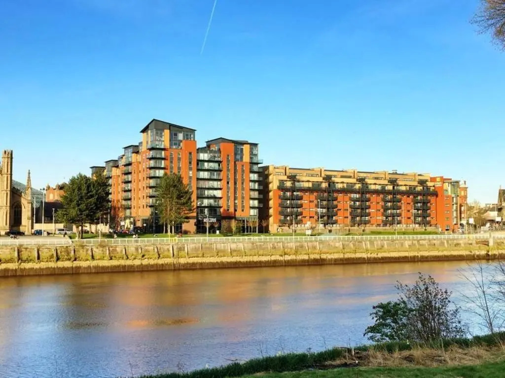 Glasgow City Centre G1 PENTHOUSE with RiverViews - Duplex (4 Bedrooms, 3 Bathrooms, Kitchen, 1 Living room, 1 Dining room, 2 Terraces, Triple Garage 3 Parking spaces 'e-charging', Top Floor, 2050 sq ft, Merchant City)