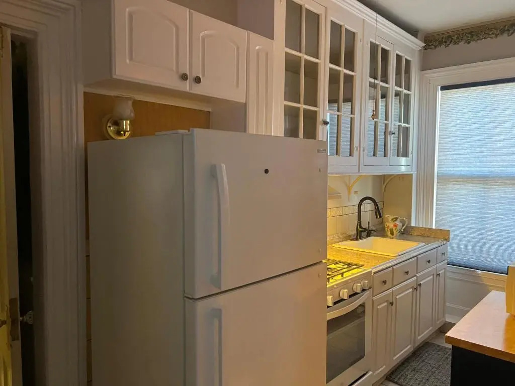 1 Br Private Victorian Apt in Convenient City Location on Half Acre Sleeps 4