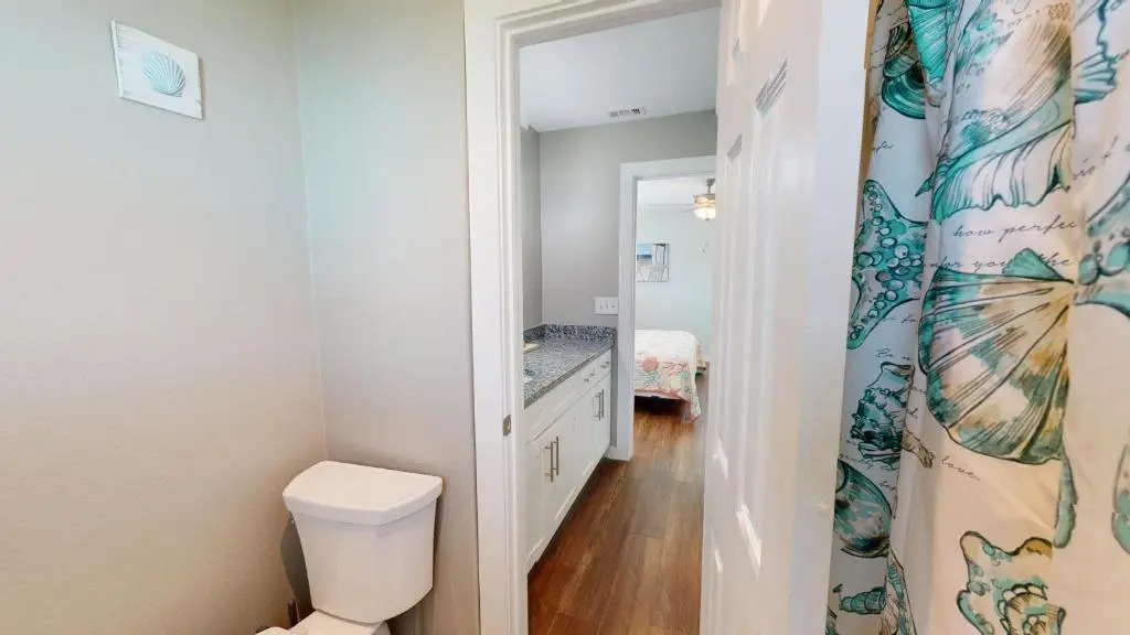AH-D115 Newly Remodeled First Floor Condo, Shared Community Pool & Hot Tub