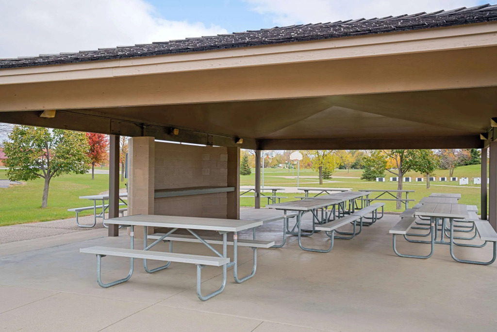 Super 8 by Wyndham Marshall MN