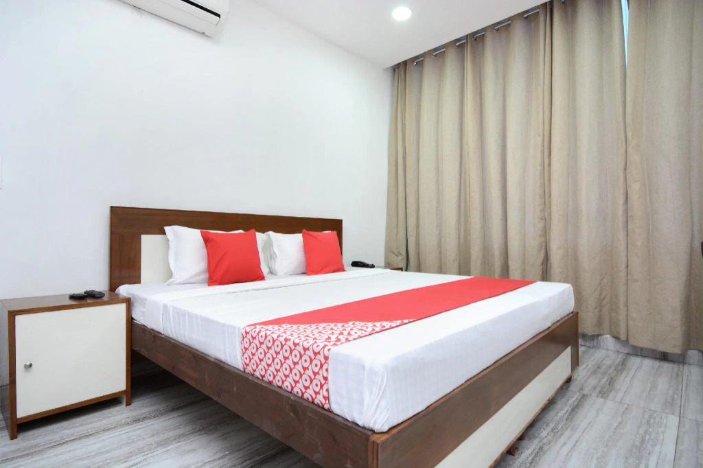 OYO 30349 Hotel Mm Crown