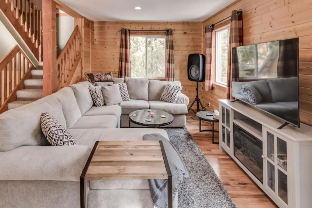 Whiskey Jack, 4 Bedroom Cabin with Outdoor Firepit