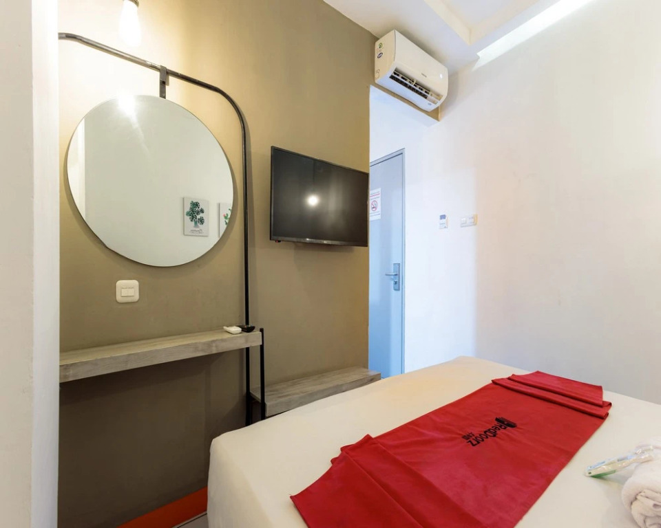 RedDoorz Near Mangga Dua Mall