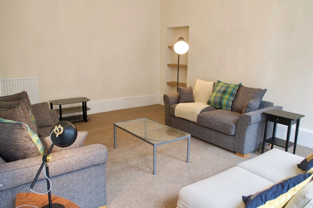 3 Bedroom Apartment In Edinburgh