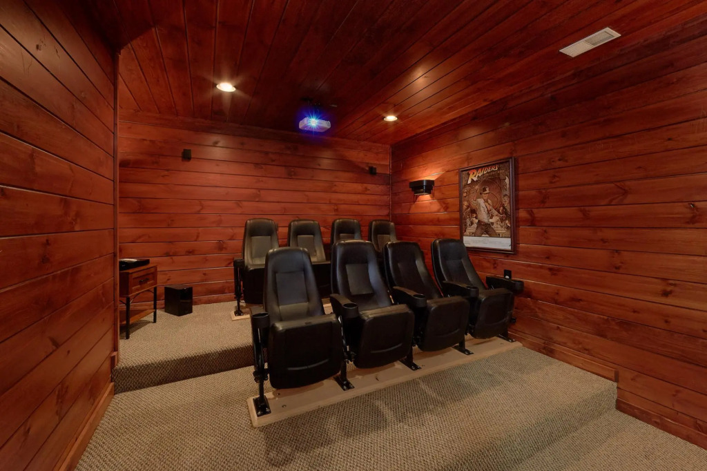 Knotty Nice: Theater Hot Tub Sauna Near Town