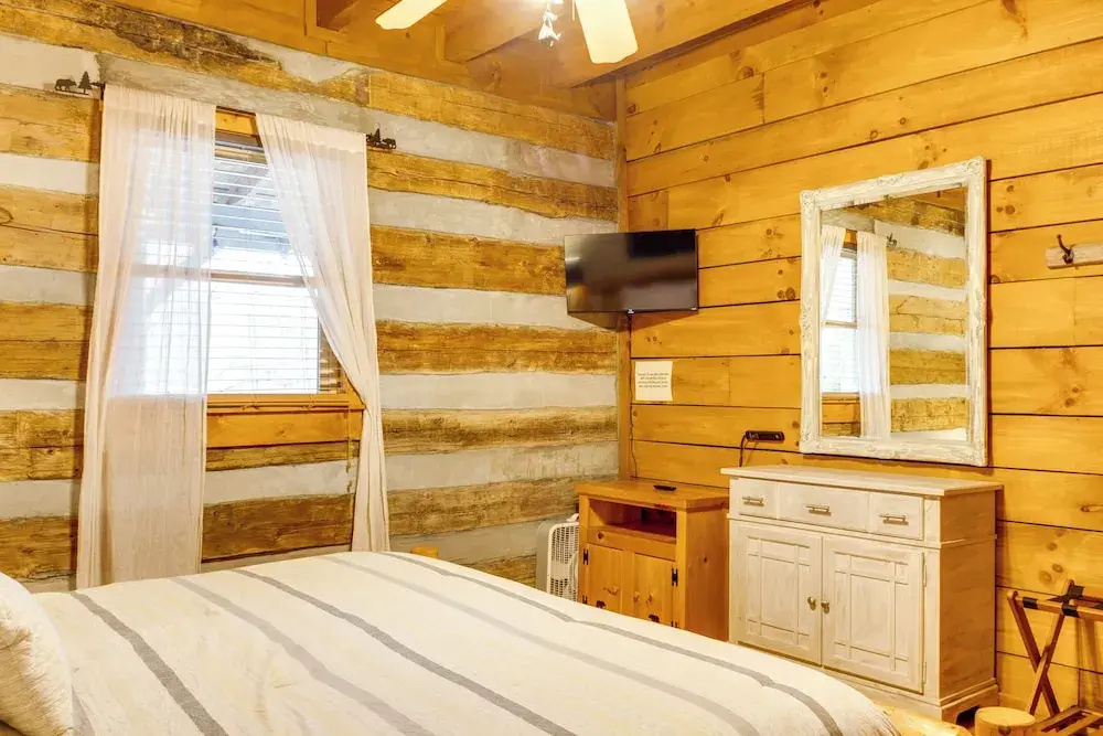 Spacious Gatlinburg Cabin w/ Hot Tub & Game Room!