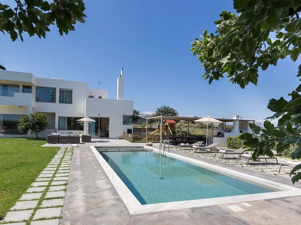Luxury Villa With Private Heated Pool, Childrens Fenced Area, Near the Beach & the Town
