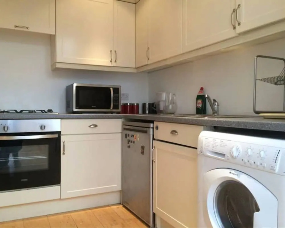Great 2 BED in Northfields With Private Garden