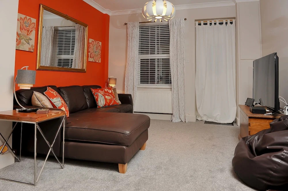 Select Serviced Accommodation - Canal Walk