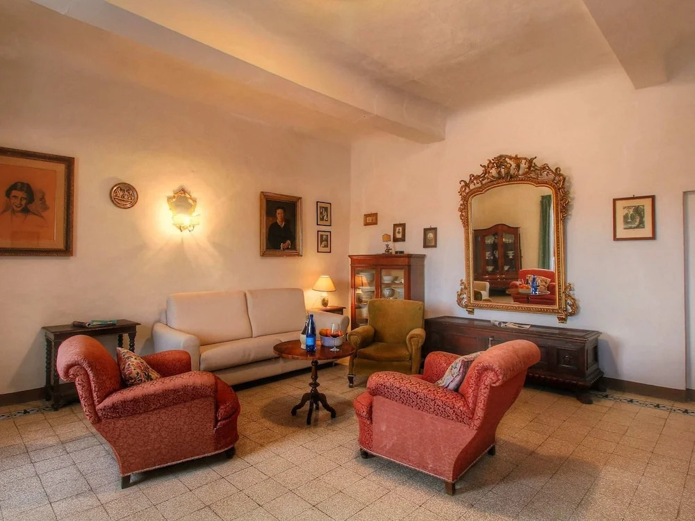 Cozy Farmhouse with Swimming Pool in Le Tolfe near Florence