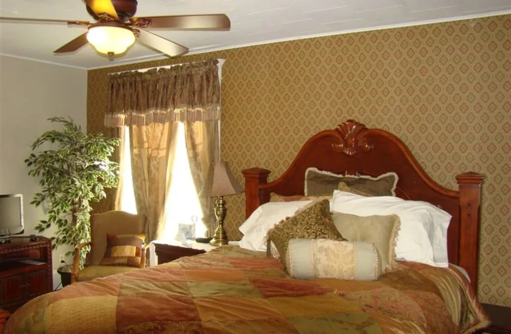 Vintage Charm Bed and Breakfast Hotel