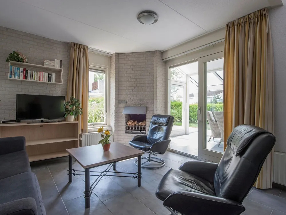 Detached villa with fireplace, beach within walking distance