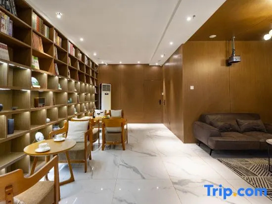 Xianyun Lakeside Hostel