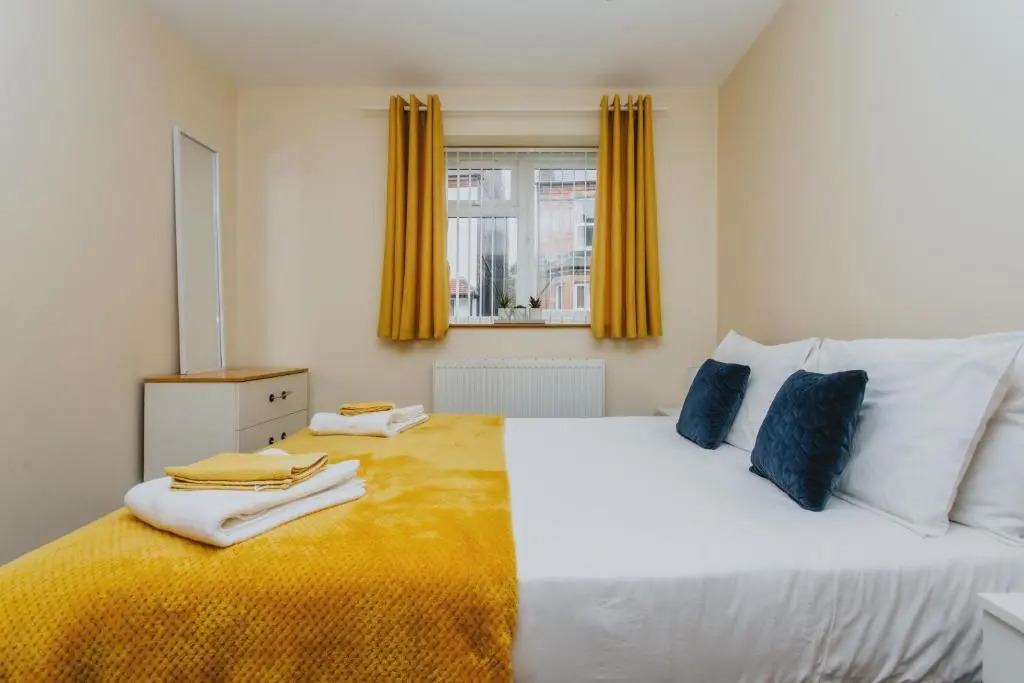 Home from Home 1 king size bed Apartment Near Hospital & Tennis
