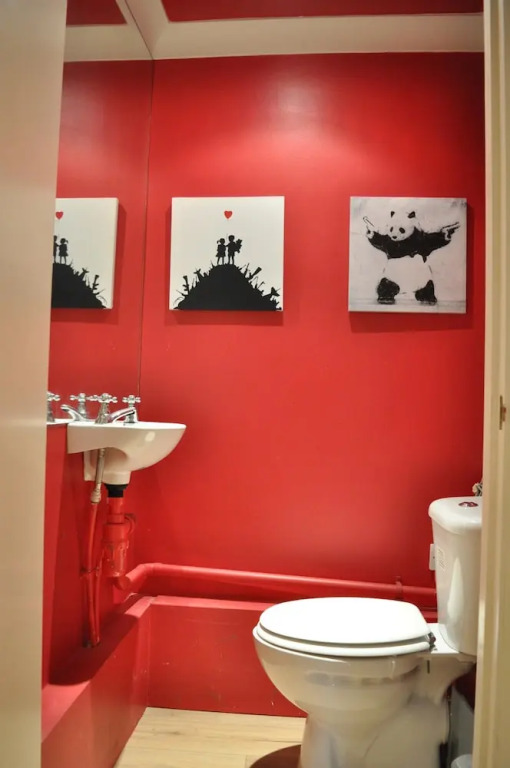 Bright 2 Bedroom Apartment With Balcony