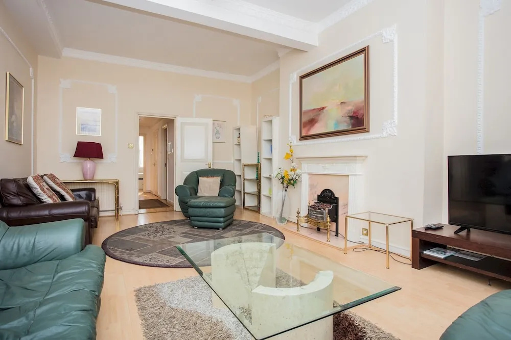 Lovely 2 Bedroom Apartment Near Hyde Park