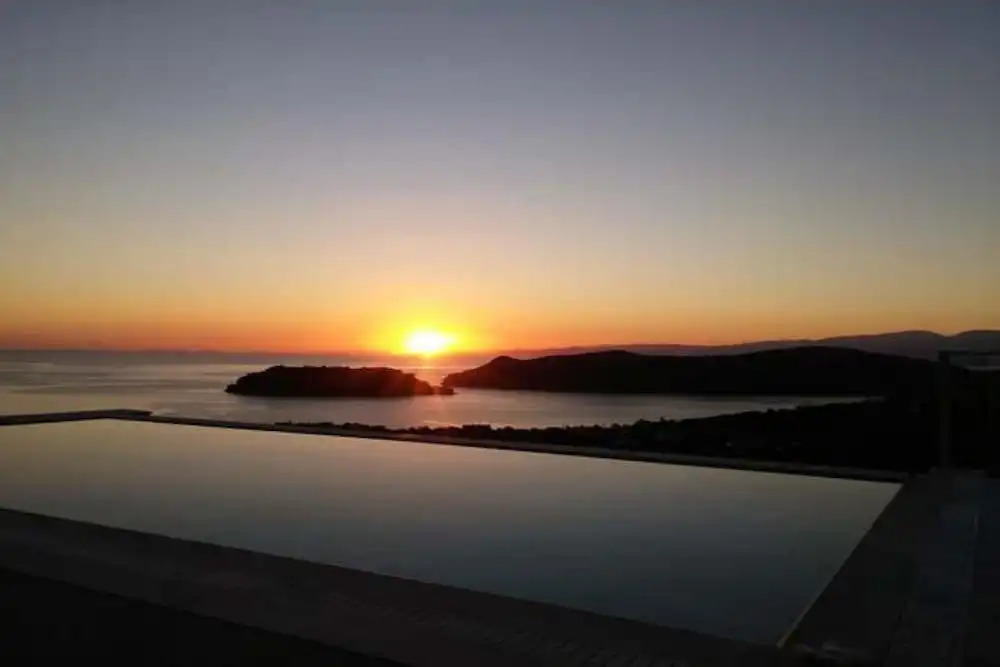 Sea View 3 Bedroom Villa Close to the Beach