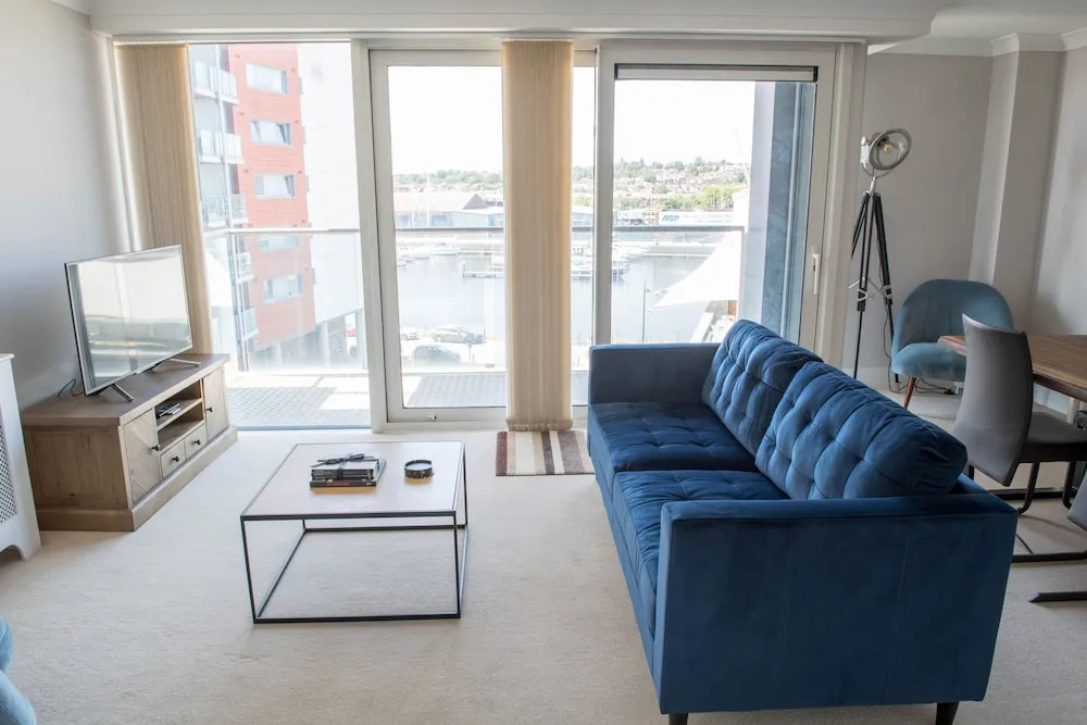 2 Bed 2 Bath Waterfront Views Parking 4th Flr