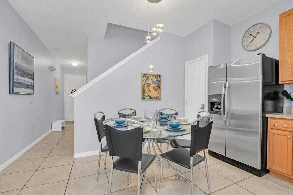 Gorgeous 3 bed Room Townhome Minutes to all the Attractions