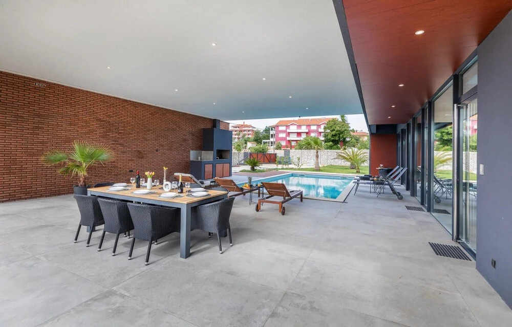 Amazing Home In Liznjan With Sauna