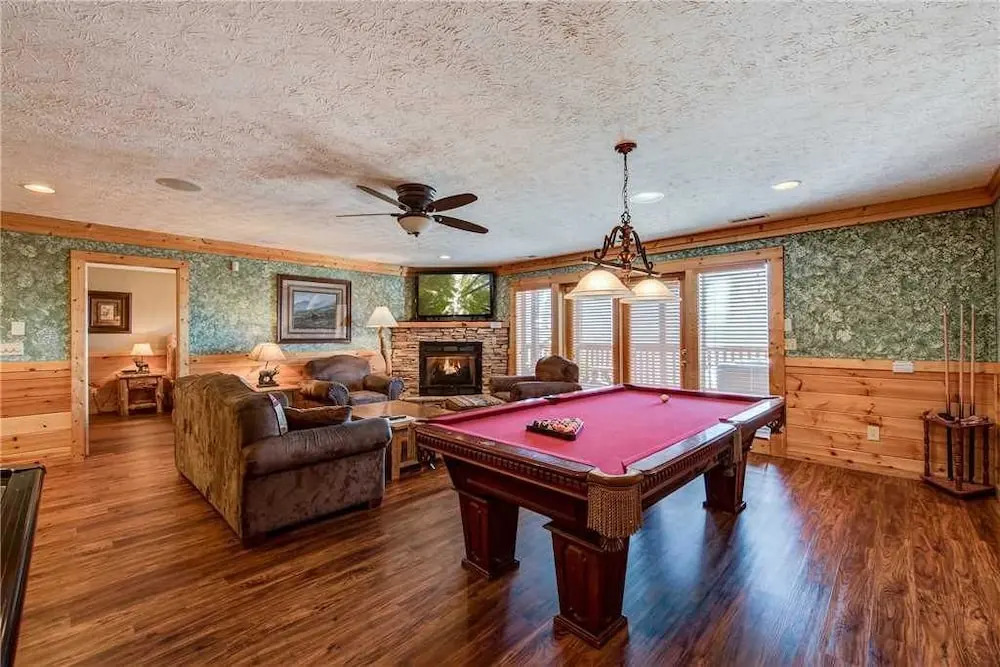 Majestic Point Lodge 5 Bedroom Mountain View Home with Hot Tub