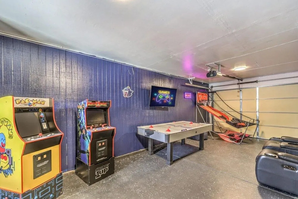 Vegas Lounge Near Strip w Pool Arcade Billiards