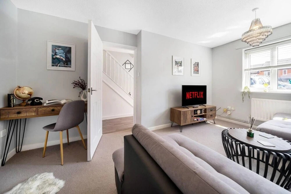 Stylish 3 bed house, large garden, Parking, WiFi - Esho Stays