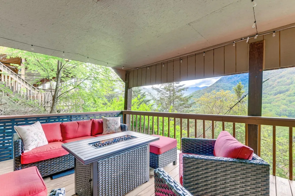 Maggie Valley Mountain Escape w/ Fireplace & Deck!