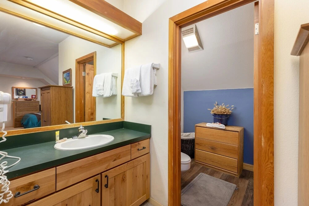 2130 The Pines 1 Bedroom Condo by RedAwning