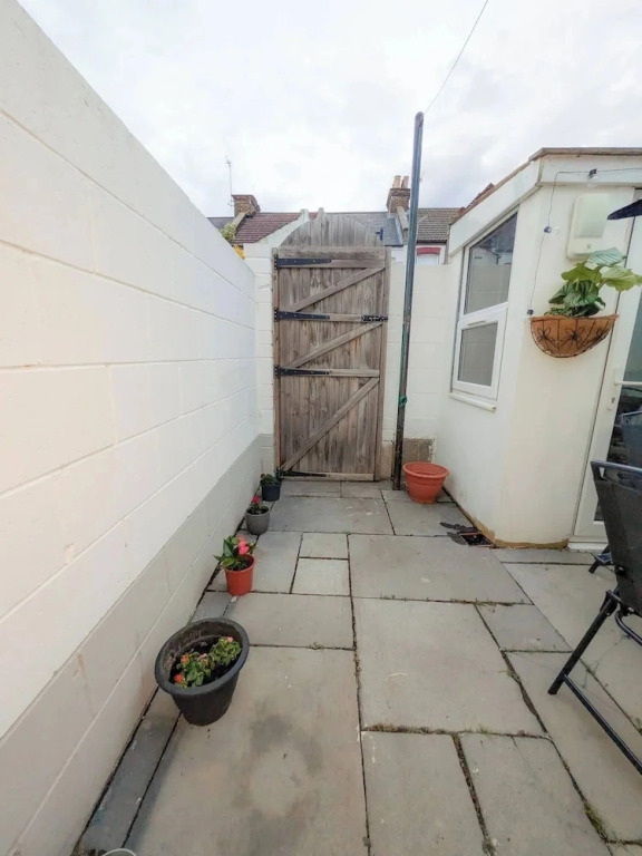 Luxury 3BR Home 20 Mins to London Garden Wi-fi
