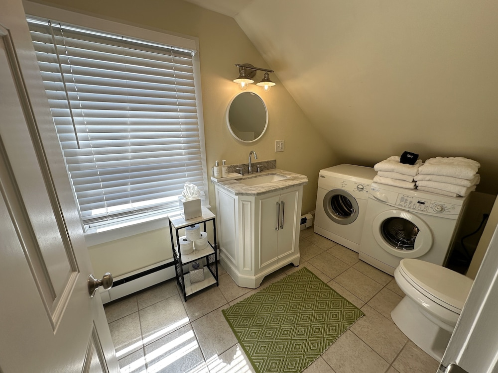 86 Dr Marcus House - Popular Broadway Area 6 Bedroom Home
