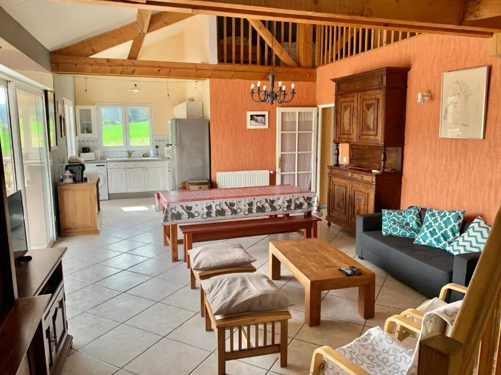 Rez de Piscine, 10 Personnes - RÊVE DE PAPILLON et À Létage, 5 Personnes - NID DÉTOILES, Il sagit bien de deux gîtes individuels qui sont reliés par un escalier interne, cela permet a une grande famille de louer les deux gîtes