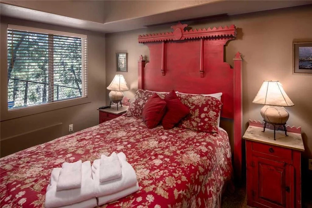 Adobe Hacienda - Three Bedroom Cabin with Hot Tub