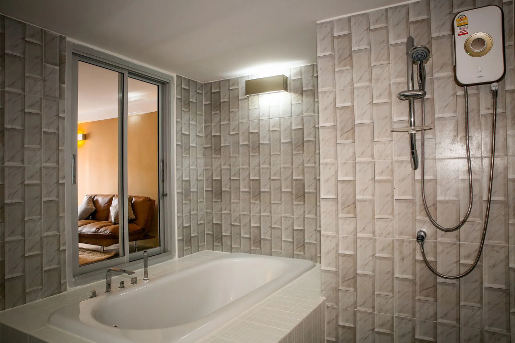 Elegant Pool Access Townhouse Near Beach