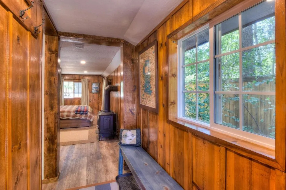 Hole In One 1 Bedroom Cabin by RedAwning