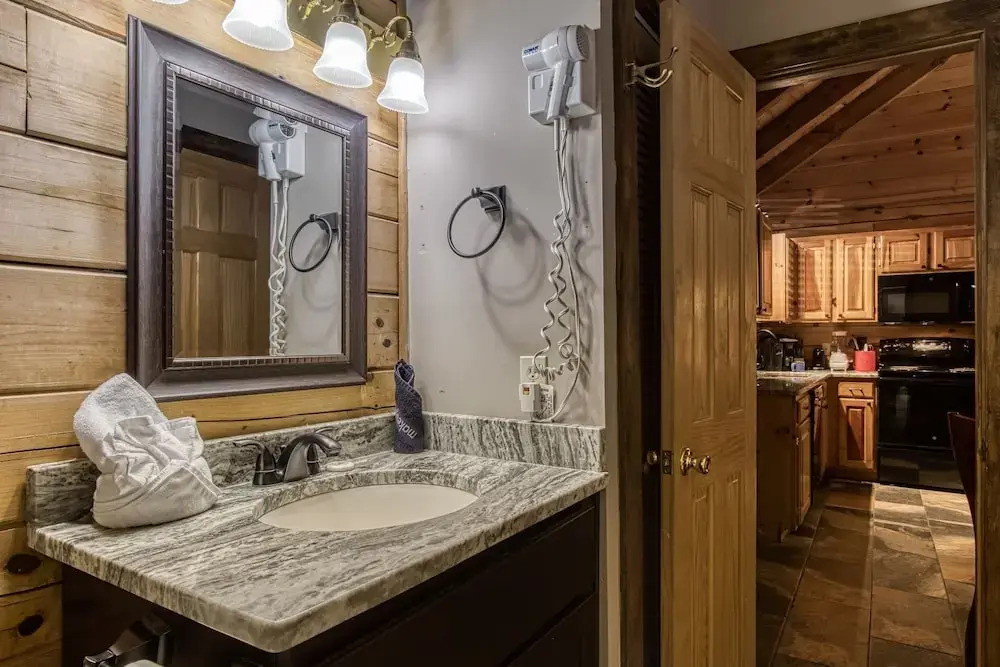Cuddlin' Up, Er209 - Luxury At Its Finest And Location That Can't Be Beat! 2 Bedroom Cabin by RedAwning