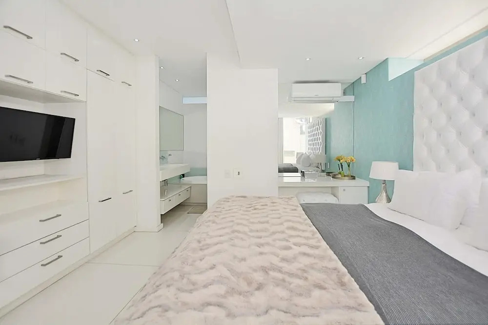 Villa Bleu Blanc in Camps Bay With Pool and Views