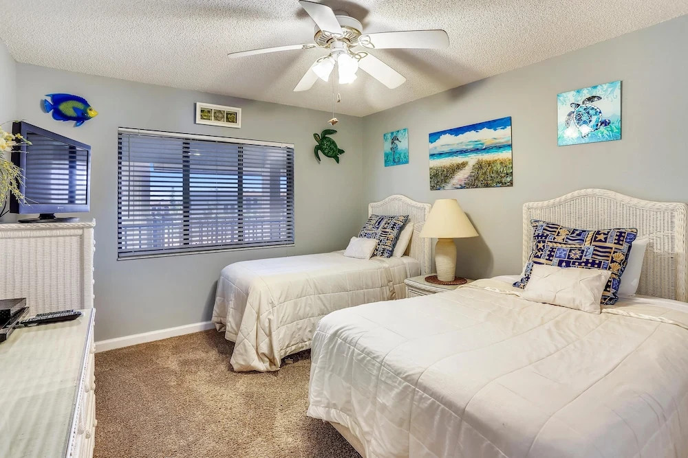 Land's End 403 Building 9 Nicely Updated / Beachfront Unit