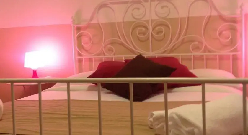 ReRent Rooms - 36 TRIONFALE GUESTHOUSE