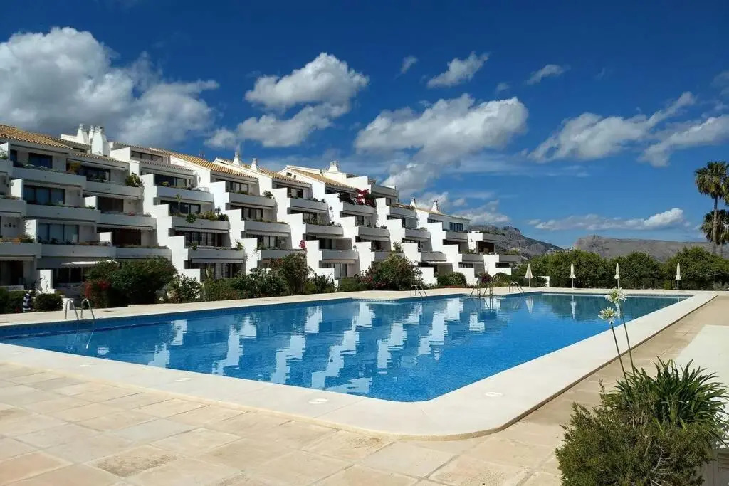 Beachfront Apt! AC - Pool - Parking