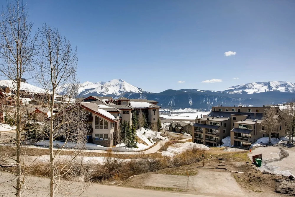 1 Br With Amazing Views Of Mountain Range 1 Bedroom Condo - No Cleaning Fee! by RedAwning