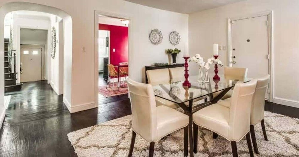 Spacious 5br Sleeps 10 University District 5 Bedroom Home