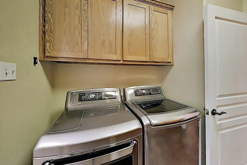 Luxe By The Lake, On-site Pool & Tennis! 3 Bedroom Home