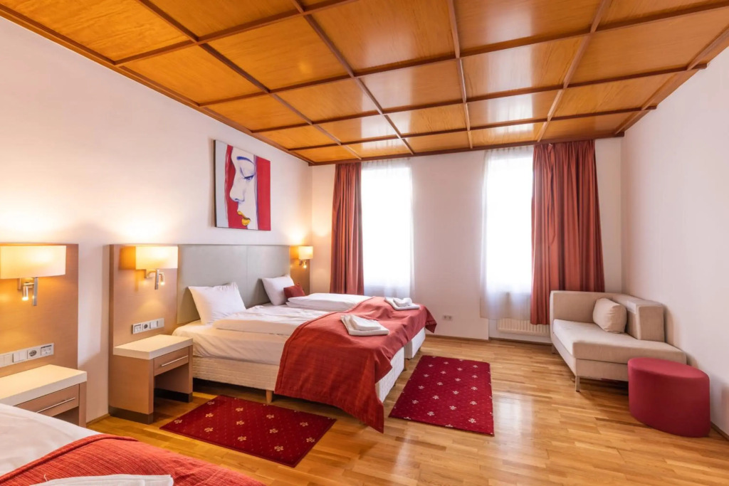 Rustic Apartment with 4 bedrooms Top 9