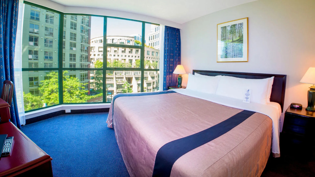 Rosedale on Robson Suite Hotel