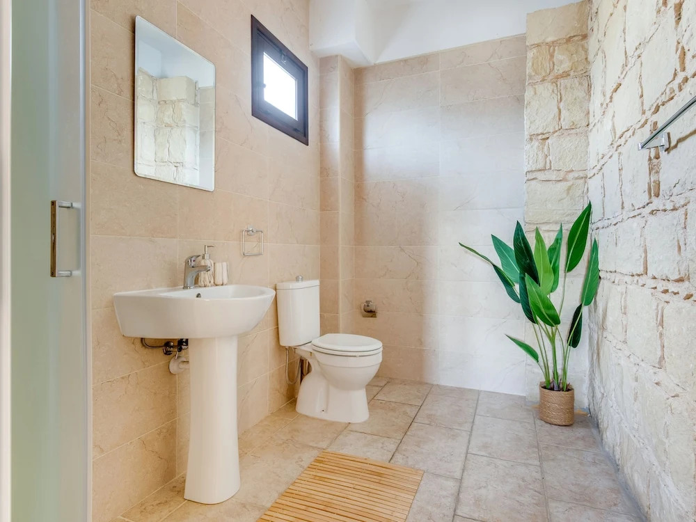 Spacious 7-bdr Villa With Pool & Sea View