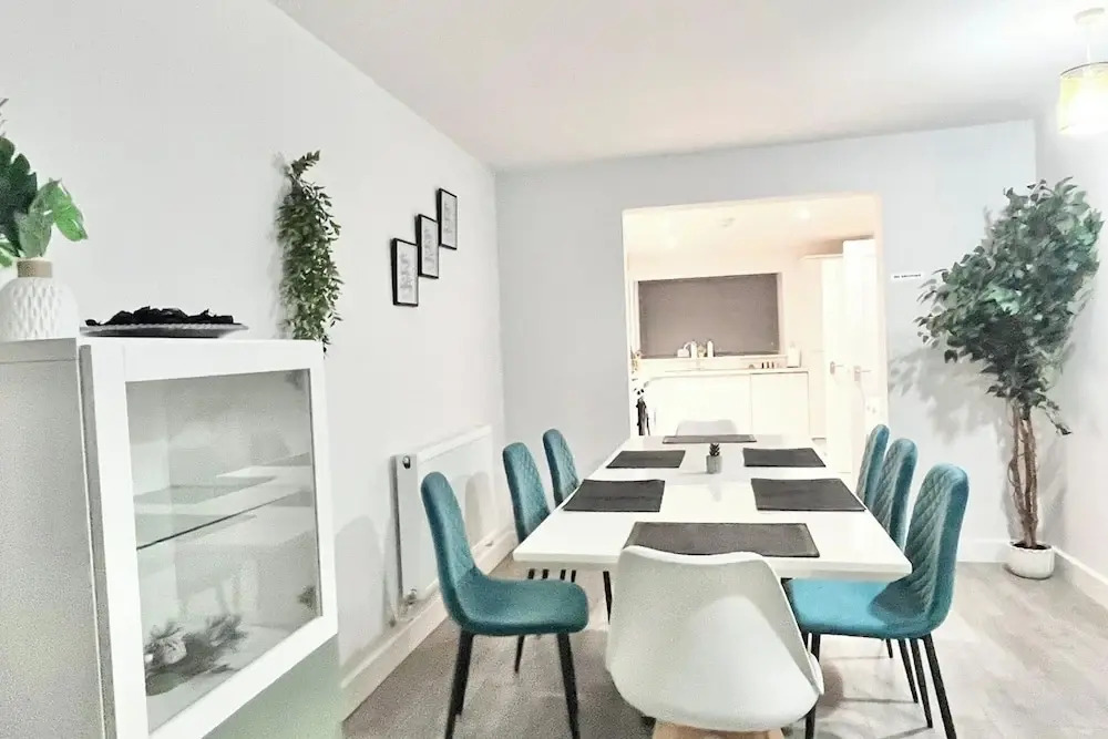 House - Sleeps 12 - Hot tub - Pool Table - Parking
