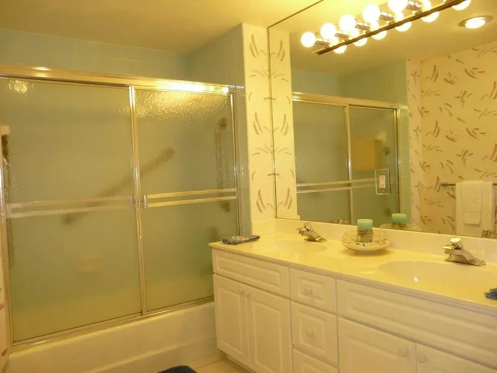 Cozy Beachfront Condo With Pool and Tennis Courts